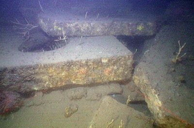 Big slabs of granite rest on eachother at the bottom of the ocean